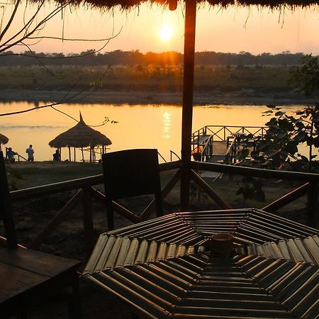 Jungle Sunset Camp Hotel Sauraha Ngoại thất bức ảnh